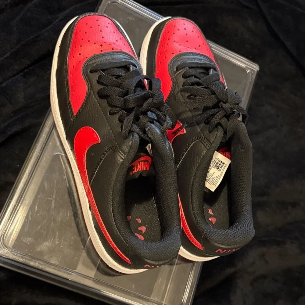 Nike Men's Black and Red Low-Top Sneakers